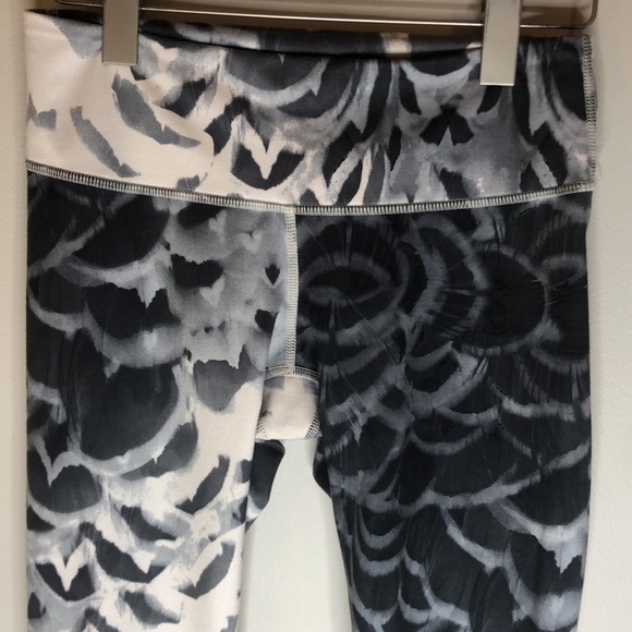 Lululemon 6 Wunder Under Crop Pants Amalia Feathers White, Grey, Black Funky - Picture 9 of 15